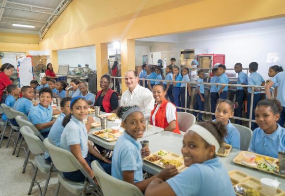 INABIE supera los 1,000 millones de raciones alimenticias y brinda atención en salud a más de 311,000 estudiantes en 2025