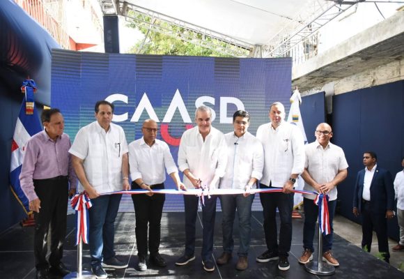 Presidente Abinader y director de la CAASD entregan saneada cañada Los Peralejos ;Intervención fue ejecutada con una inversión superior a los RD$223 millones