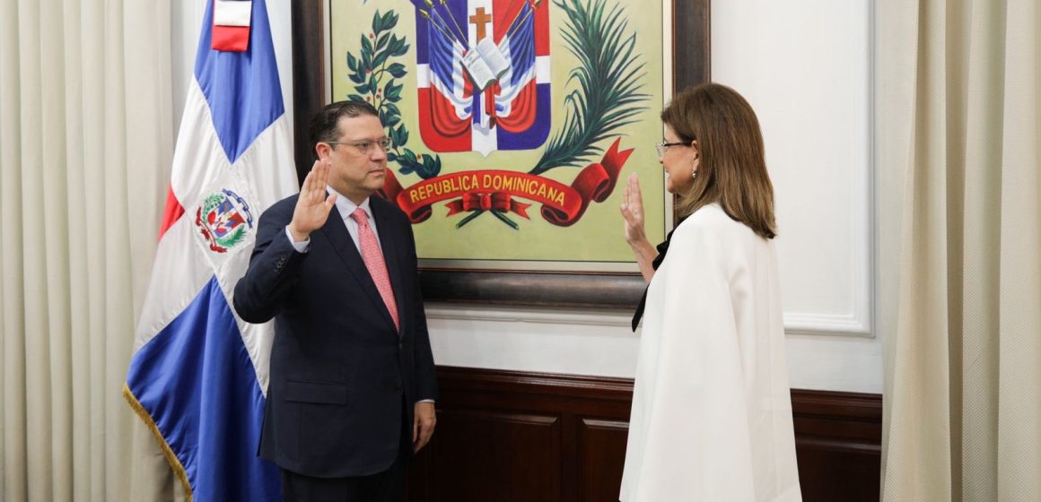 Raquel Peña deja juramentado a Eduardo Sanz Lovatón como ministro de Industria, Comercio y Mipymes