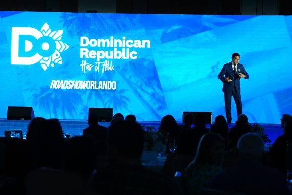 Ministro David Collado inicia su primera presentación del año en Orlando, Florida.