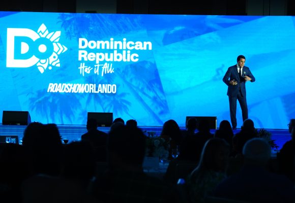 Ministro David Collado inicia su primera presentación del año en Orlando, Florida.