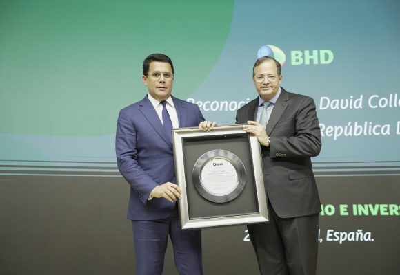 BHD reconoce en FITUR labor de ministro David Collado en favor del turismo.