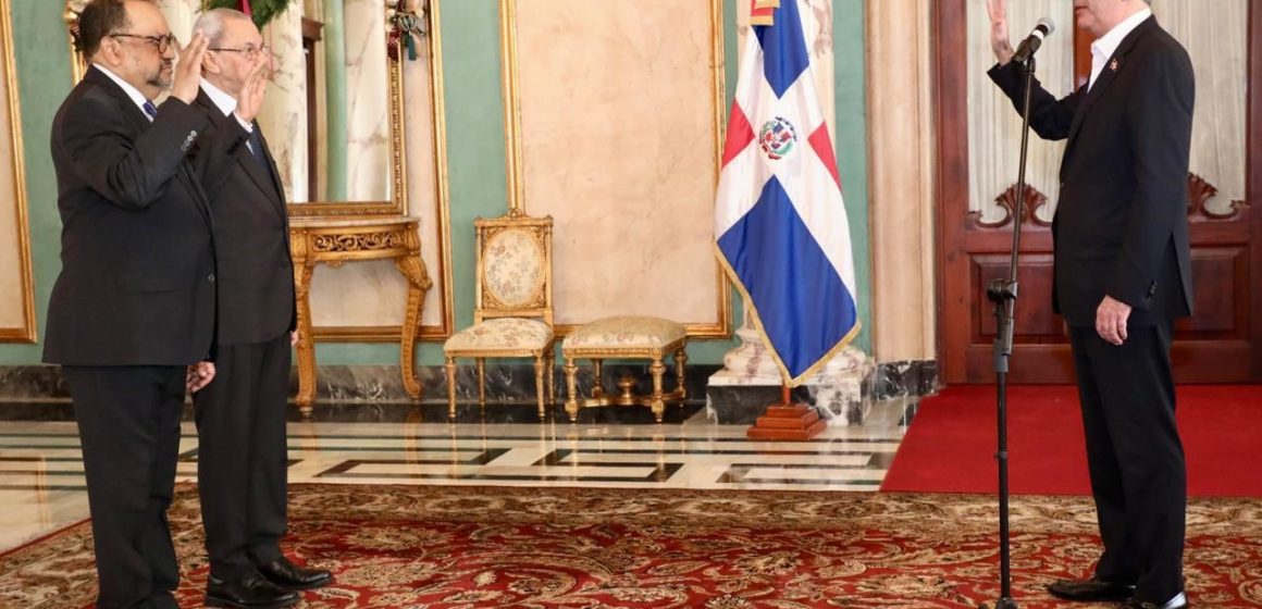 b6a601eb-3741-4ad2-94e5-8d7a8a6abd00 Presidente Abinader juramenta a Antoliano Peralta como ministro de Justicia y a Jorge Subero Isa como Consultor Jurídico