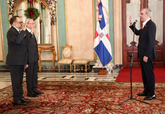 Presidente Abinader juramenta a Antoliano Peralta como ministro de Justicia y a Jorge Subero Isa como Consultor Jurídico