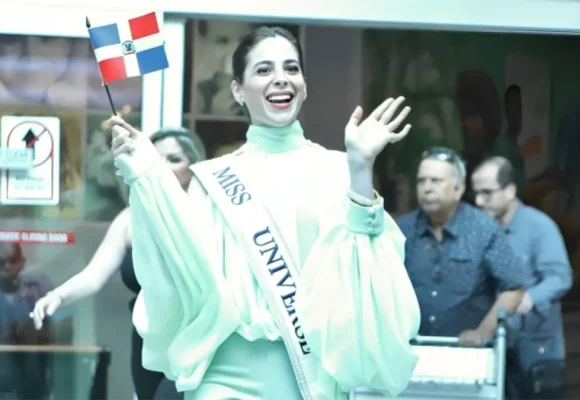 Miss Universo y Giannina Azar destacan el autismo en desfile de moda en Santo Domingo