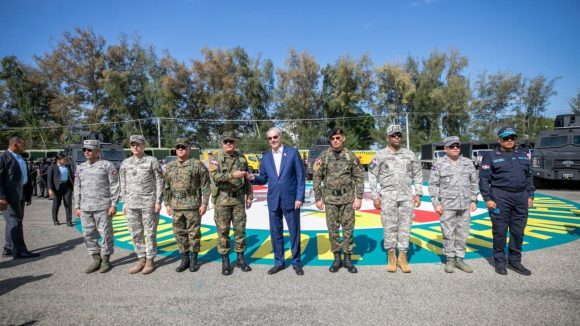 Presidente Luis Abinader entrega equipos militares, vehículos blindados FURIA, sistemas de drones y unidades de mitigación de desastres para fortalecer la seguridad nacional