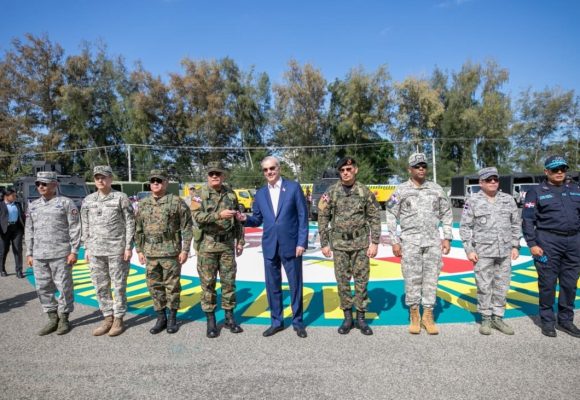 Presidente Luis Abinader entrega equipos militares, vehículos blindados FURIA, sistemas de drones y unidades de mitigación de desastres para fortalecer la seguridad nacional