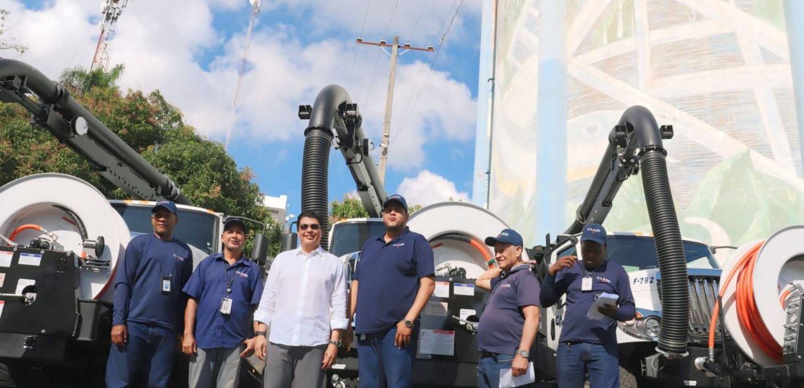 Gobierno Central entrega cuatro camiones succionadores de los más modernos de América para servicio de la CAASD