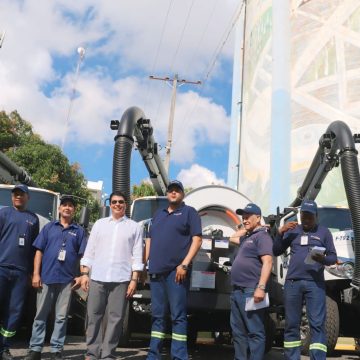 2c6155c7-1f89-481d-84ac-13416c4bcd15 Gobierno Central entrega cuatro camiones succionadores de los más modernos de América para servicio de la CAASD