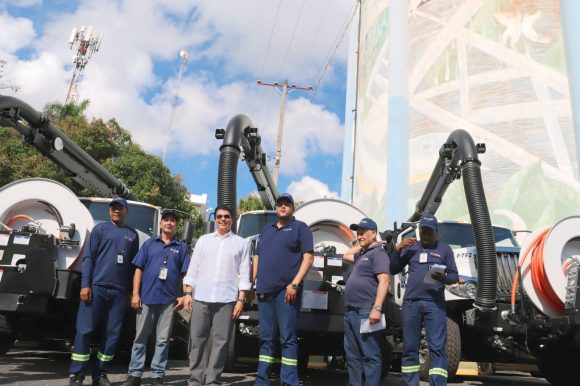 2c6155c7-1f89-481d-84ac-13416c4bcd15 Gobierno Central entrega cuatro camiones succionadores de los más modernos de América para servicio de la CAASD