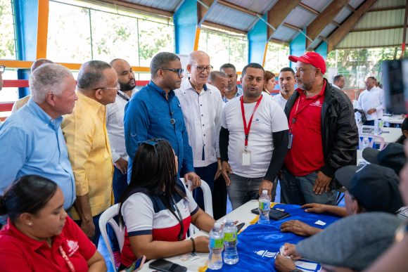 Propeep respalda familias y trabajadores del tabaco en Villa González con jornada de inclusión social