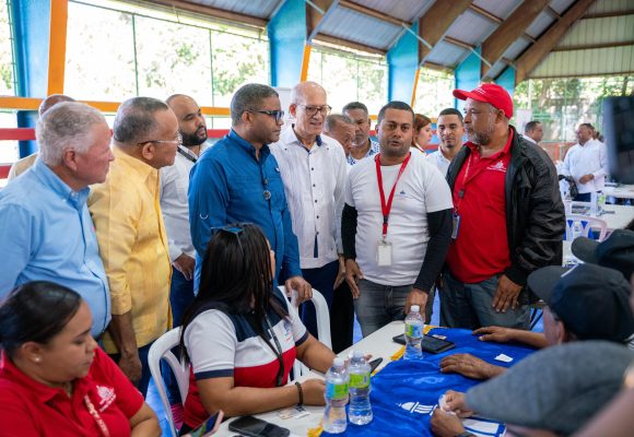 Propeep respalda familias y trabajadores del tabaco en Villa González con jornada de inclusión social