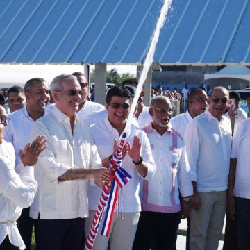 71cf4df3-4480-4e3f-99f6-4b4e1265fb28 Presidente Abinader y Fellito Suberví ponen en servicio Acueducto por bombeo más grande del país; producirá más de 136 millones de galones diarios