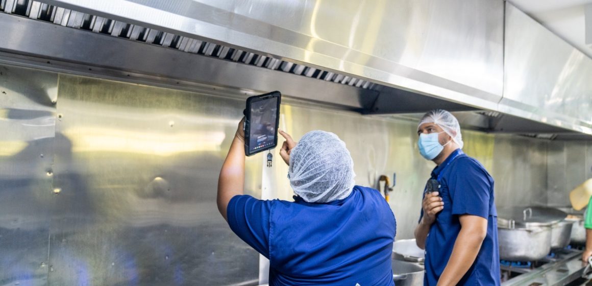 INABIE refuerza transparencia en licitaciones del almuerzo escolar con el uso de equipos tecnológicos