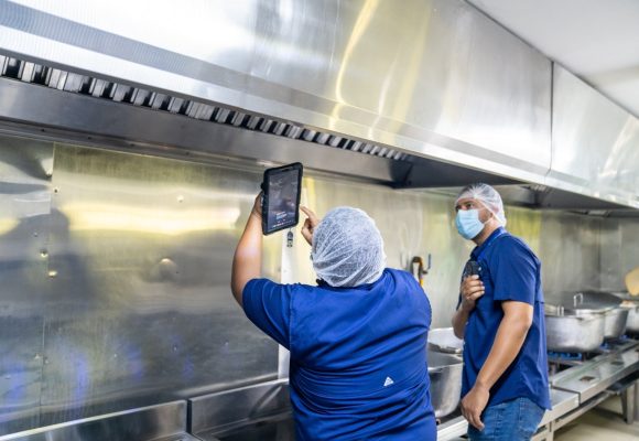 INABIE refuerza transparencia en licitaciones del almuerzo escolar con el uso de equipos tecnológicos