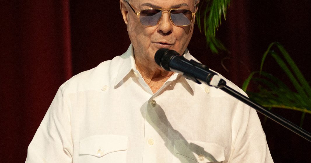 Hipólito Mejía pide a jóvenes enriquecer sus conocimientos para enfrentar los desafíos del futuro que nos espera.