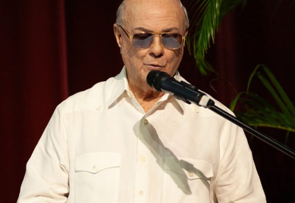 Hipólito Mejía pide a jóvenes enriquecer sus conocimientos para enfrentar los desafíos del futuro que nos espera.