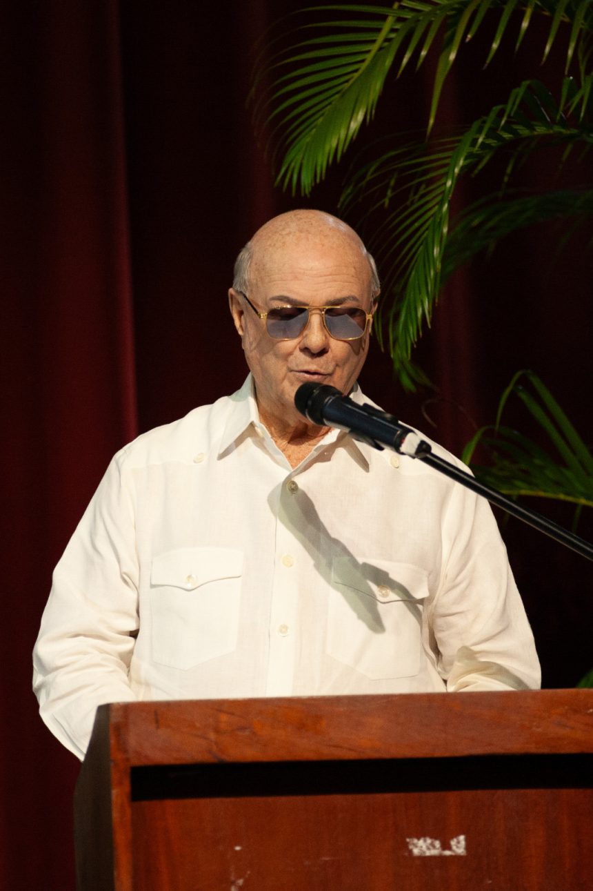 Hipólito Mejía pide a jóvenes enriquecer sus conocimientos para enfrentar los desafíos del futuro que nos espera.