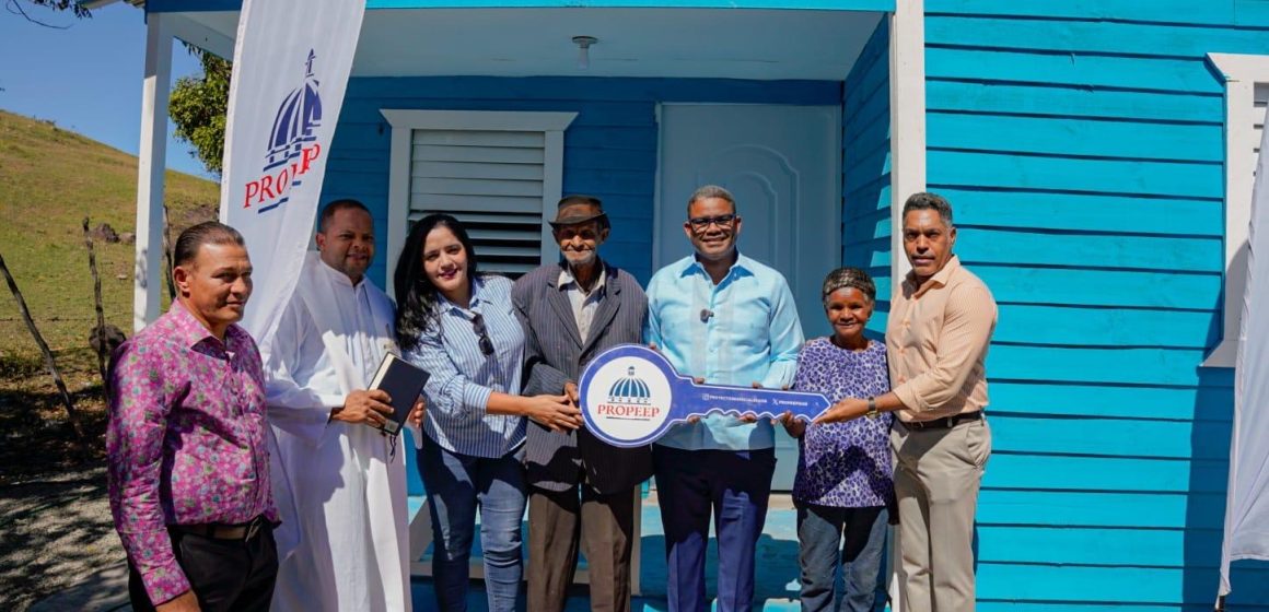 Propeep entrega vivienda remozada y amueblada a pareja de envejecientes en Las Lagunas de Azua