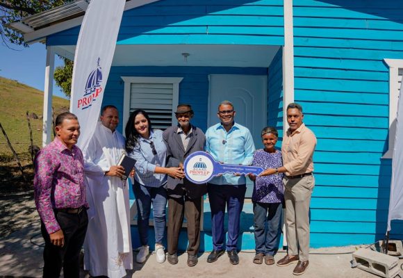 Propeep entrega vivienda remozada y amueblada a pareja de envejecientes en Las Lagunas de Azua