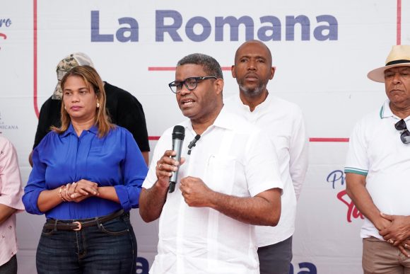 Bajo aguacero, servicios de Propeep impactan a cientos de personas en Villa Verde, La Romana