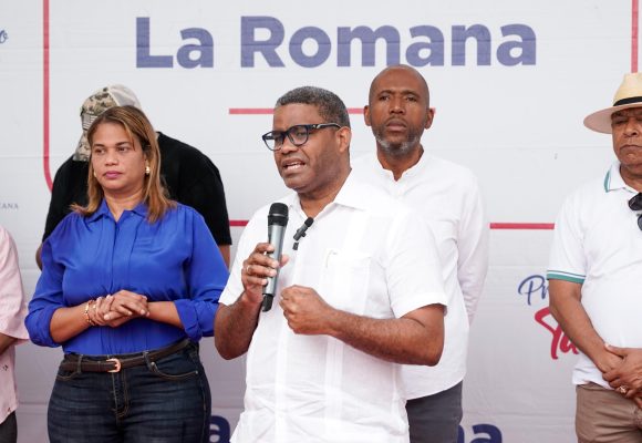 Bajo aguacero, servicios de Propeep impactan a cientos de personas en Villa Verde, La Romana