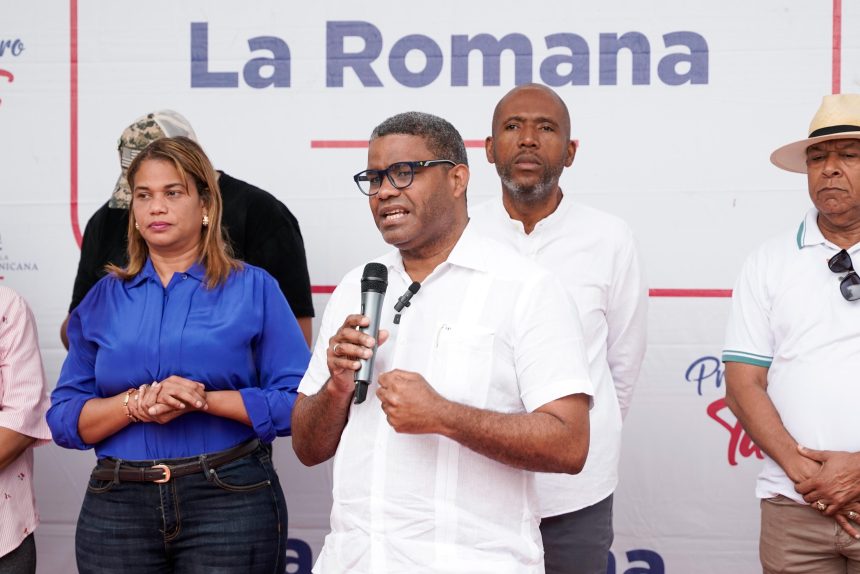 Bajo aguacero, servicios de Propeep impactan a cientos de personas en Villa Verde, La Romana