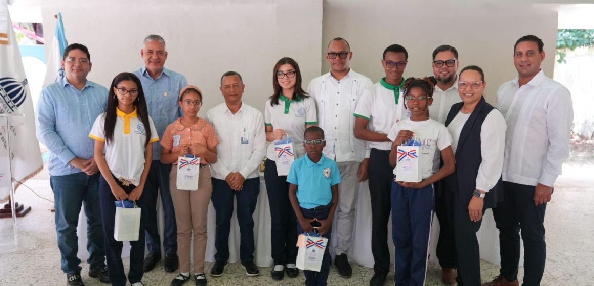 INABIE entrega 124 lentes correctivos a estudiantes del Distrito Educativo 11-02 de Puerto Plata