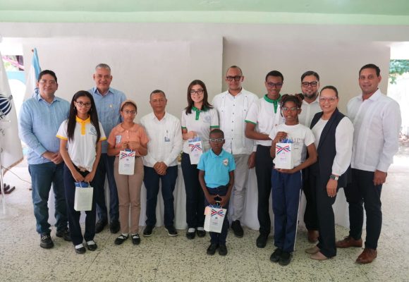 INABIE entrega 124 lentes correctivos a estudiantes del Distrito Educativo 11-02 de Puerto Plata