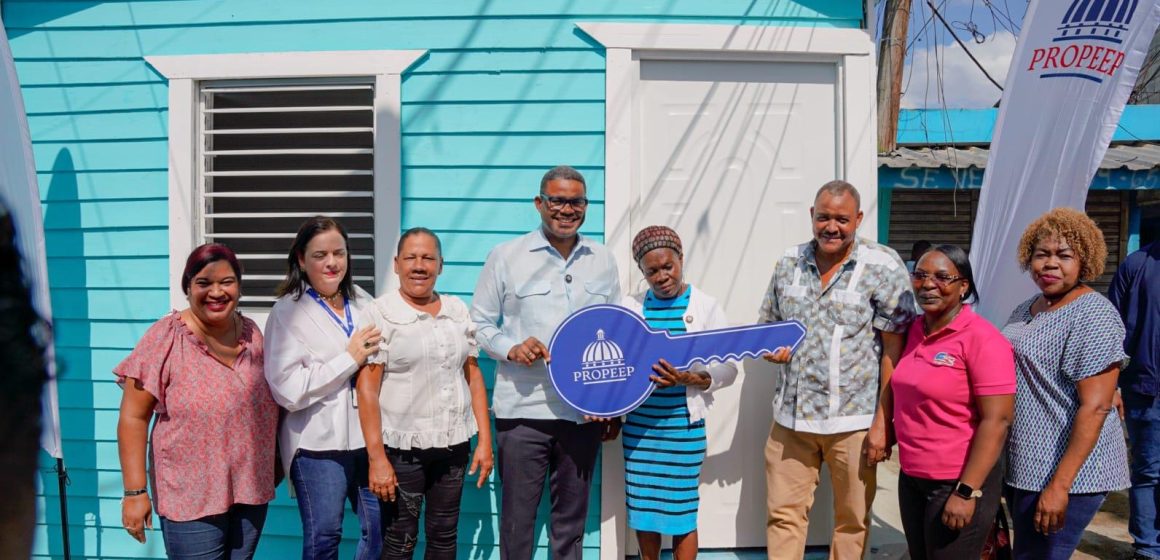 Propeep entrega vivienda reconstruida a Carmen Araujo, no vidente de 64 años en Capotillo