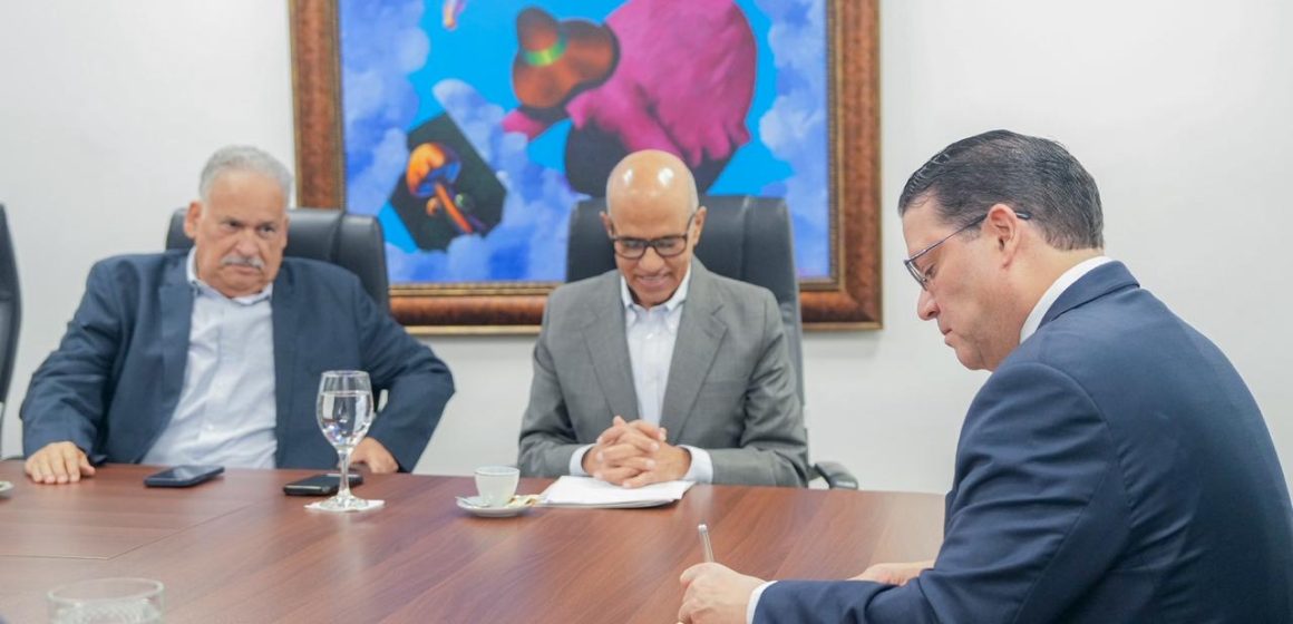 Ministro Sanz Lovatón lidera reunión con el sector provisiones para asegurar la cadena de suministro frente a la crisis en Medio Oriente