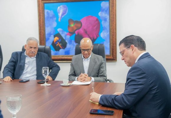 Ministro Sanz Lovatón lidera reunión con el sector provisiones para asegurar la cadena de suministro frente a la crisis en Medio Oriente