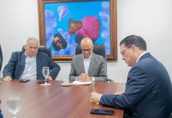 Ministro Sanz Lovatón lidera reunión con el sector provisiones para asegurar la cadena de suministro frente a la crisis en Medio Oriente