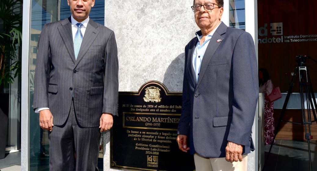Indotel honra memoria del periodista Orlando Martínez al develar tarja que nombra su edificio corporativo