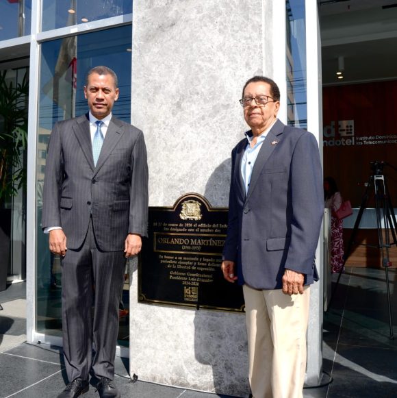 Indotel honra memoria del periodista Orlando Martínez al develar tarja que nombra su edificio corporativo