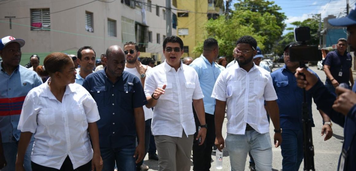 FOTO DIRECTOR GUACHUPITA Fellito Suberví llega a Guachupita con maquinarias y un amplio personal para solucionar problemas demanda ese sector