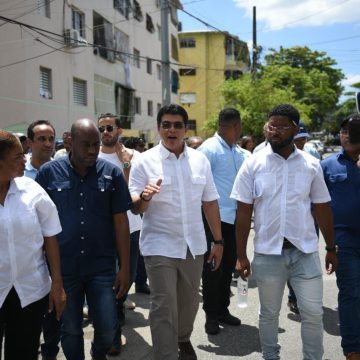 Fellito Suberví llega a Guachupita con maquinarias y un amplio personal para solucionar problemas demanda ese sector