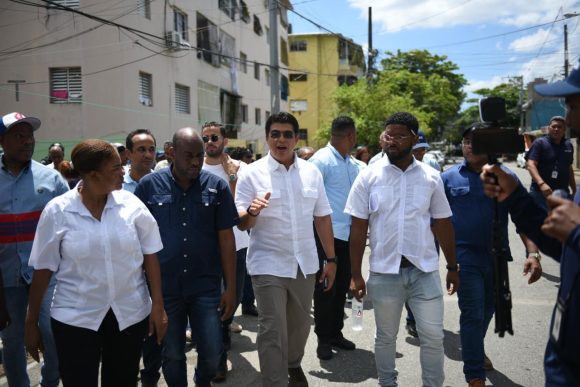 FOTO DIRECTOR GUACHUPITA Fellito Suberví llega a Guachupita con maquinarias y un amplio personal para solucionar problemas demanda ese sector