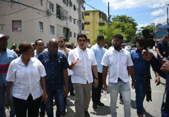 FOTO DIRECTOR GUACHUPITA Fellito Suberví llega a Guachupita con maquinarias y un amplio personal para solucionar problemas demanda ese sector