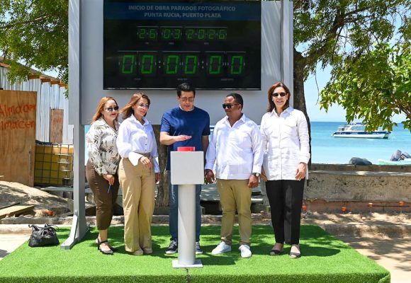 Ministro Collado deja iniciada obra en la playa de Punta Rucia, Puerto Plata.