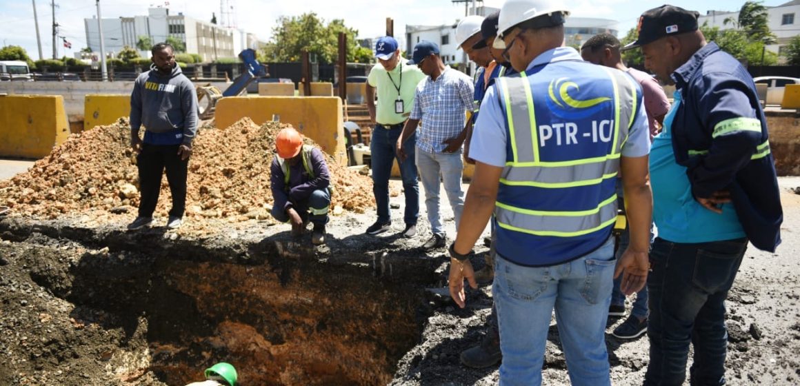 IMG_7595 CAASD trabaja en corrección averías provocadas por empresa construye paso a desnivel en la 27 de Febrero