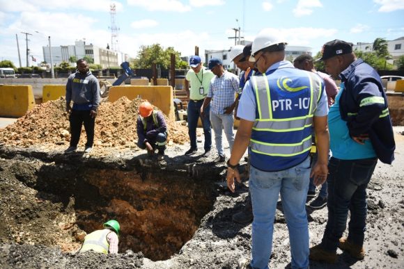 CAASD trabaja en corrección averías provocadas por empresa construye paso a desnivel en la 27 de Febrero 