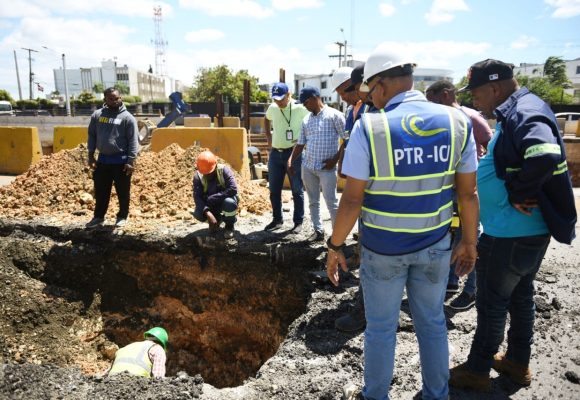 CAASD trabaja en corrección averías provocadas por empresa construye paso a desnivel en la 27 de Febrero 
