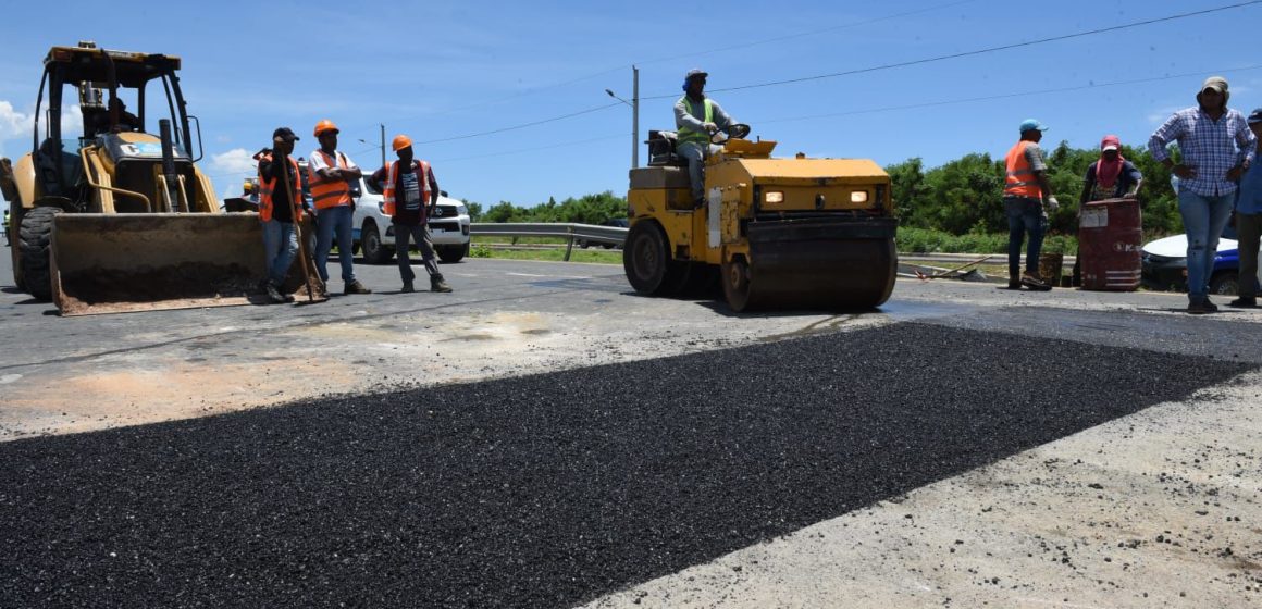 CAASD asfalta 5,000 metros cuadrados en el Gran Santo Domingo en primeros dos meses de 2026