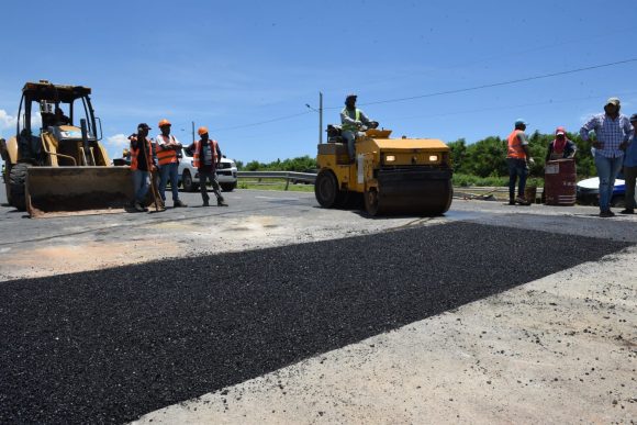 f74a019f-336d-4f20-9226-50e97d4a4a1a CAASD asfalta 5,000 metros cuadrados en el Gran Santo Domingo en primeros dos meses de 2026