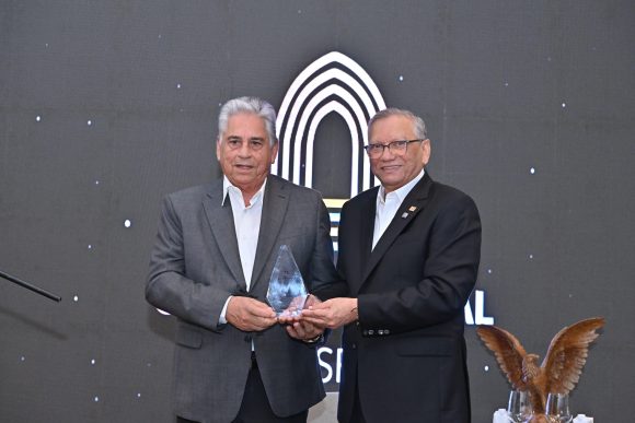 Banreservas reconoce a Winston “Chilote” Llenas en homenaje a los 93 años de las Águilas Cibaeñas