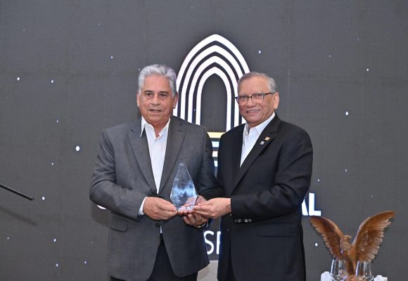 Banreservas reconoce a Winston “Chilote” Llenas en homenaje a los 93 años de las Águilas Cibaeñas