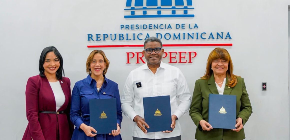 Propeep y Banco Adopem firman convenio para impulsar inclusión financiera de emprendedores informales del país