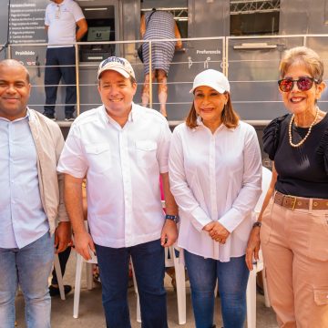Paliza encabeza entrega de enseres, alimentos y Bono de Emergencia en Villa Montellano