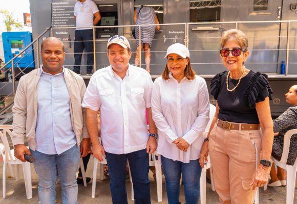Paliza encabeza entrega de enseres, alimentos y Bono de Emergencia en Villa Montellano